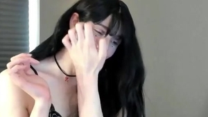 Dünnes und großes Transmädchen mit einem großen Penis masturbiert vor der Webcam