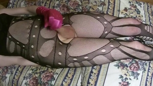 Rubia flaca sis Joys con herramienta sexual rosa en acción solitaria y corrida < / es >