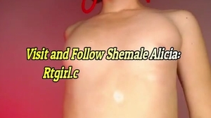 dünne Ladyboy-Gal neckt und tanzt vor der Webcam