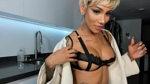 a matter of joke lady-man Entertains Herself With Her Audience