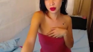 Piccola trans filippino con tatuaggi si prende gioco della telecamera sul Web.
