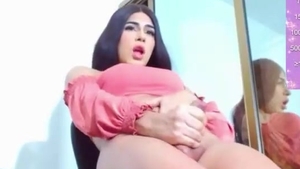 Schöne Latino-Teenagerin mit juristischem Alter, trans Babe wichst ihren riesigen Schwanz ab