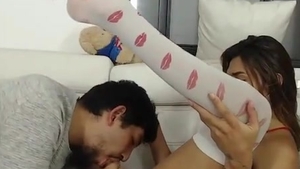 Schlanke Latino-Transfrau und ihr Freund saugen sich gegenseitig aus, dann ficken sie auf der Webcam