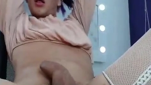 dünne Latino-Teenagerin Ladyboy in Nylon spielt mit ihrem Arschloch und großen Schwanz vor der Kamera