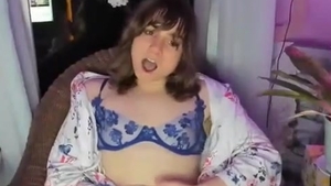 Schlanke amerikanische Trans-Cute mit zierlichen Titten streichelt ihren 2,5-Kilo-Penis vor der Webcam
