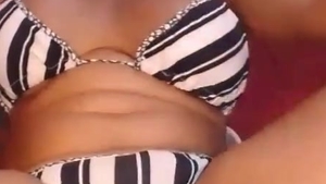 Gigantische Mangos und Gigantischer Knopf Latino Sheboy wichst vor der Webcam