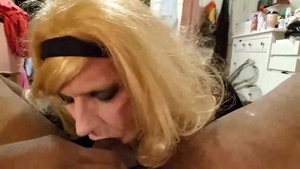 Sissy-Crossdresserin Annette lutscht und wird mit einem Dildo-Facial behandelt