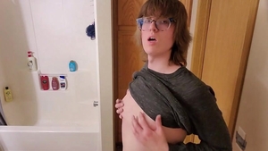 Trans Cutey Stephanie sprüht größten Ball Cream Flow über den ganze Badezimmerboden