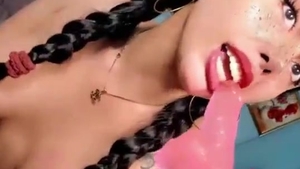 Enorme Liebesmuffin Asiatische Transe Dildo Arsch Vor der Kamera