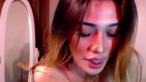 Dünne Asiatische Shemales Mit Großen Milchshakern Masturbiert Vor Der Webcam