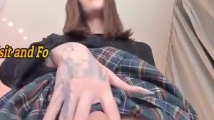 schmieriger Teenager russischer Transsexuelle masturbiert vor der Webcam
