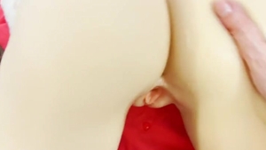 buena chica trans golpeando a la muñeca tantaly por el culo