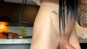 Crossdresser Nahaufnahme Monsterschwanz wichst Amateur