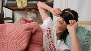 Trans Angels: ZeitzurAbspritzen: Knien Izzys große Brüste