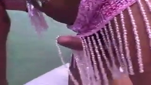 arando uma garota loira cobiçosa