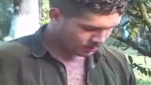 Zwei Jungs teilen sich einen Transsexualen