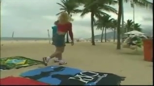 Blonde nimmt ein Werkzeug in sich auf