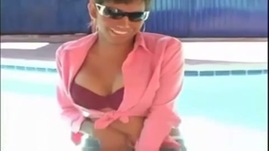 Travesti peituda dá um titjob e recebe uma foda no rabo