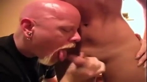 Bär Kollege entspannt sich mit Ladyboy aus Brunnette Haaren