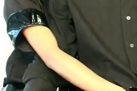 Ladyboy in uniform erwirbt laid
