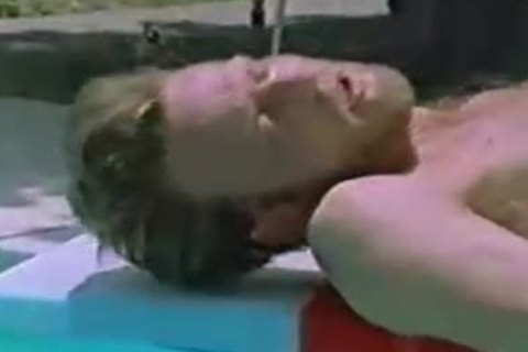 Vintage Dreiere mit einer Transfrau am Schwimmbecken